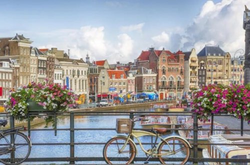 Amsterdamın mərkəzində marixuana çəkmək qadağan edildi