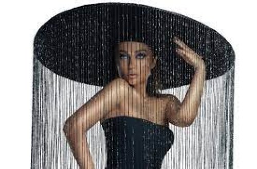 Yağış altında rəqsi ilə diqqət çəkən müğənni kimdir? - Video