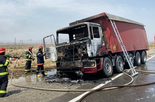 Bakı-Quba yolunda yük maşını yandı - Video