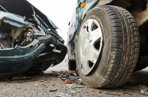 В Баку столкнулись два автомобиля, есть пострадавший