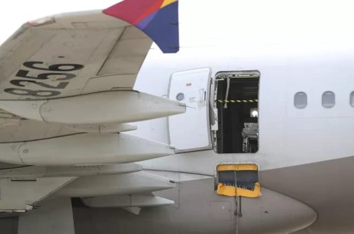 Cənubi Koreyada sərnişin təyyarənin təcili eniş qapısını havada açdı