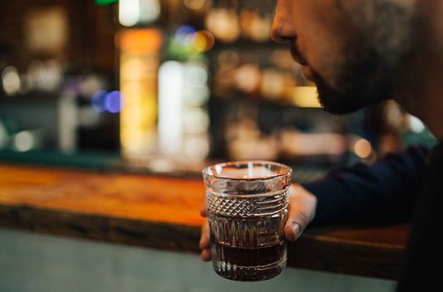 Kafeyə girib televizoru sındırdı, sahibini döydü