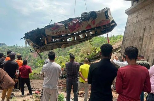 Kəşmirdə sərnişin avtobusu vadiyə çırpılıb: 10 ÖLÜ