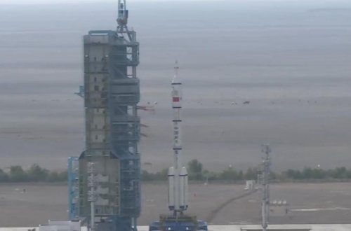 Çin kosmosa ilk mülki astronavtı göndərdi