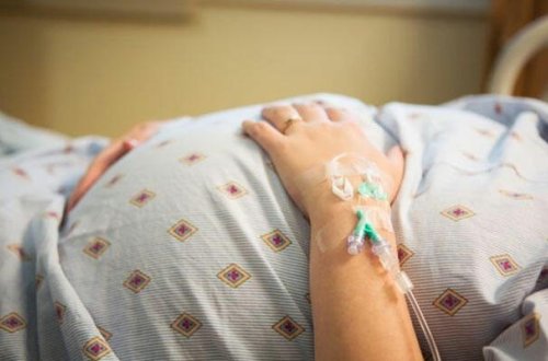 Saatlıda ailə üzvləri hamilə qadını döydü - FOTO