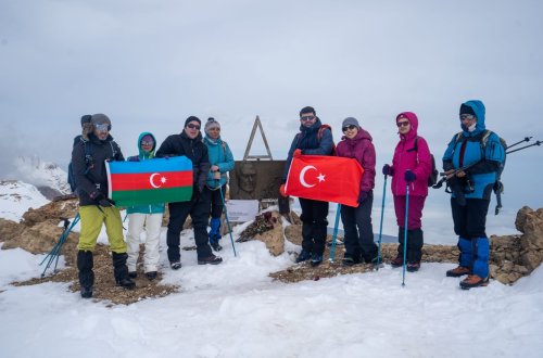 “Azərlotereya”nın bir qrup əməkdaşı “Heydər Zirvəsi”nə yürüş edib - VİDEO