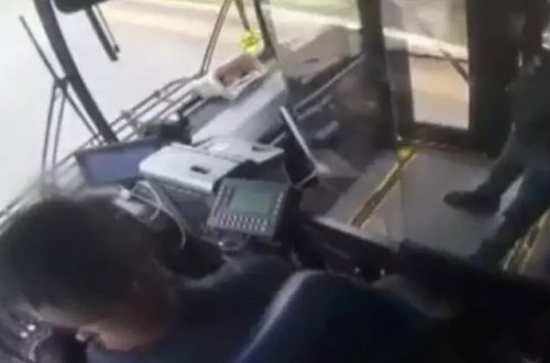 Avtobus sürücüsü silahlı sərnişinə atəş açıb