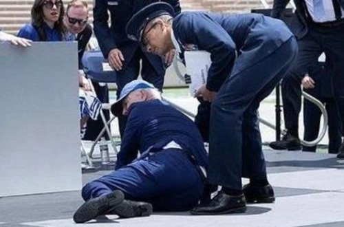 Bayden hərbi parad zamanı yerə yıxılıb