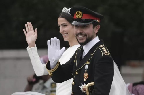 İordaniyanın vəliəhd şahzadəsi Səudiyyə Ərəbistanından olan Racva Əl Seyfin ilə evlənib