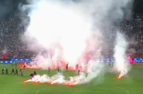 İtaliyada azarkeşlər yanan məşəllərlə futbolçulara hücum etdilər - VİDEO