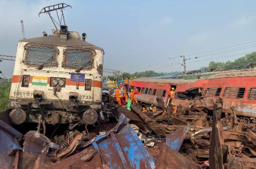 Hindistanda qəzada ölənlərin sayı 300-ə çatır - Yenilənib