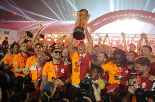 Qalatasaray Nef Stadionunda kuboku qaldırıb