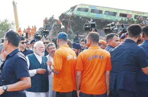 Hindistanda ötən gün baş verən qatar qəzasında can itkisi 294-ə çatıb