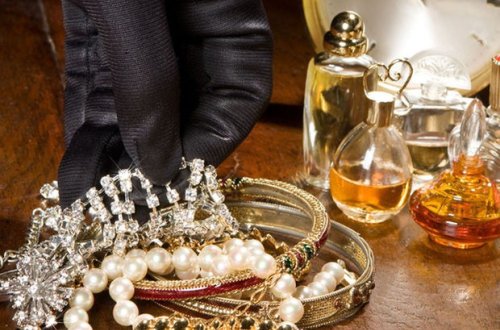 Pirallahıda evdən 10 000 manatlıq qızıl oğurlanıb