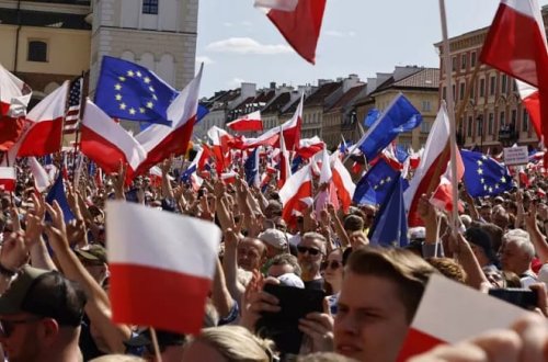 Polşada hökumət əleyhinə etirazda yarım milyon insan iştirak etdi