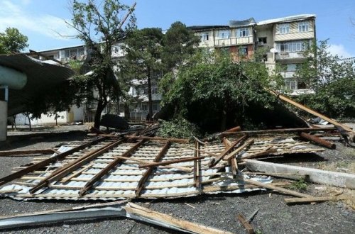 Şəkidə güclü külək binanın dam örtüyünü qoparıb, avtomobillərə ziyan dəyib