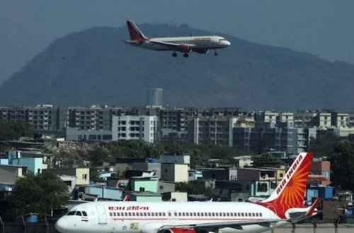 Təyyarədə qorxulu anlar: faciədən son anda qurtuldular