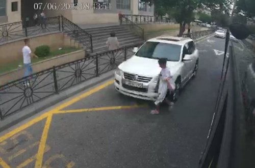 Bakıda avtobusdan enən şagirdi maşın belə vurdu - VİDEO