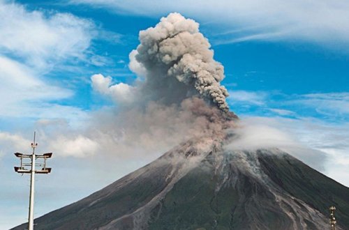 Kuril adalarında vulkan püskürdü - VİDEO