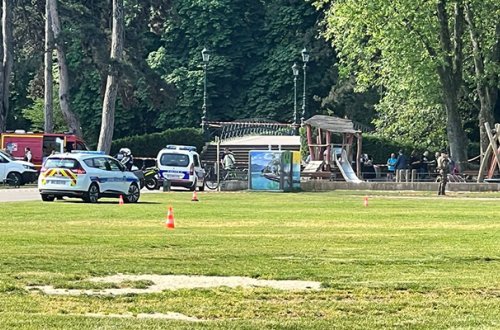 Fransada parkda uşaqlara bıçaqla hücum - Yaralılar var