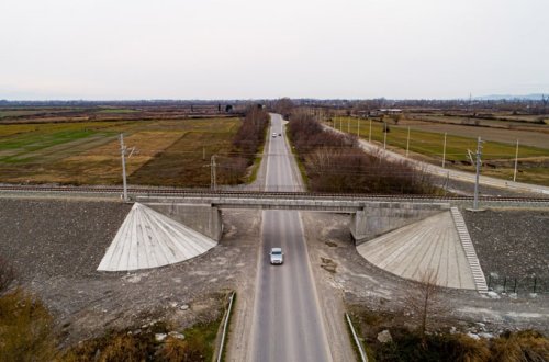Ağdaşda vərəndaşın torpağından dəmir yolu salınıb, kompensassiya verilmir (FOTO/VİDEO)