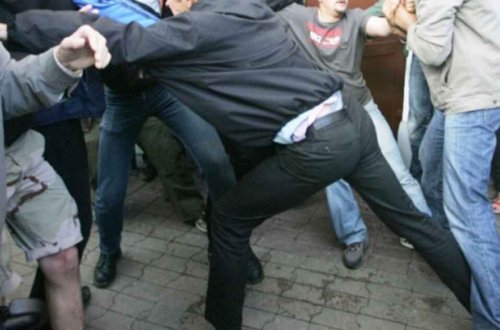 Bakıda məktəbin həyətində kütləvi dava - 2 nəfər bıçaqlandı