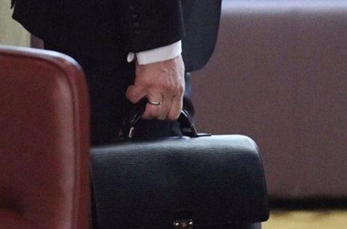 Gömrük Komitəsinin 53 min dollar mənimsəyən müstəntiqi ilə bağlı qərar ləğv edildi