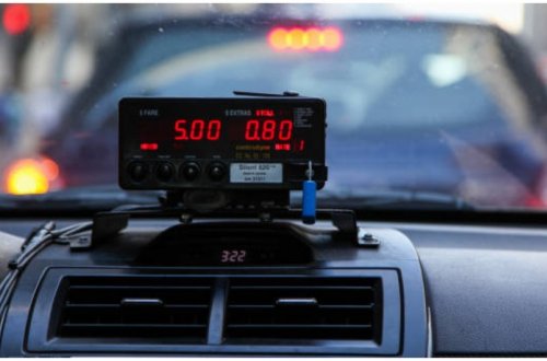 Azərbaycanda taksi kimi istifadə olunan avtomobillərdə taksometr quraşdırılması məcburi olacaq