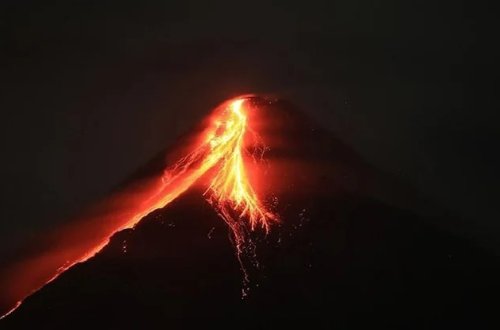 Vulkan püskürdü, minlərlə insan ərazidən təxliyə olundu