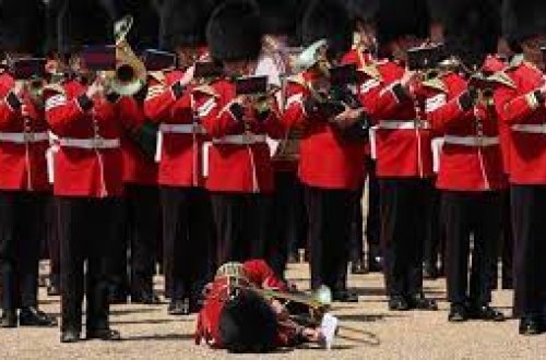 Mərasimdə britaniyalı mühafizəçilər istidən huşunu itirib