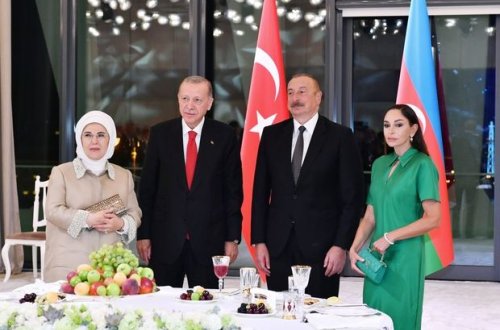“Çırpınırdı Qara dəniz” ifasını Azərbaycan və Türkiyə liderləri ayaq üstə alqışladılar - VİDEO
