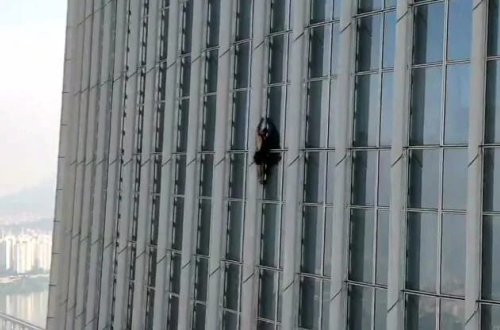 Dünyanın 5-ci ən hündür binasına avadanlıqsız qalxdı