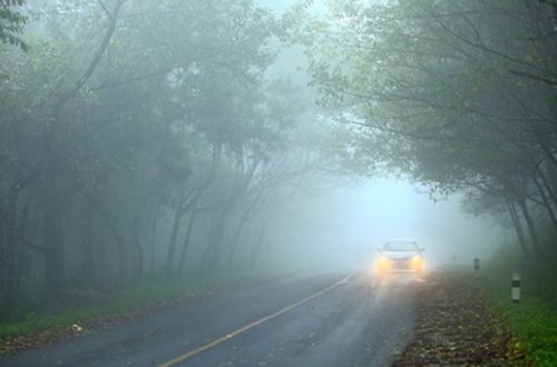Bu gün qeyri-sabit hava ilə əlaqədar bəzi yollarda görünüş məsafəsi məhdudlaşacaq