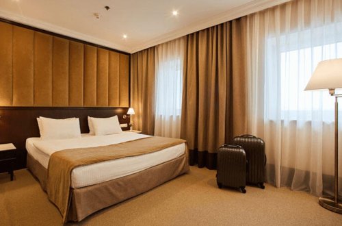 Sevgilisini otelə aparıb evlilik təklif etdi, bıçaqlayıb qaçdı