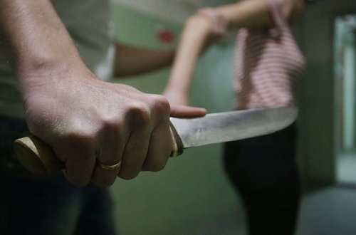 Boşanmaq istəyən arvadını bıçaqlayan şəxslə bağlı hökm ləğv edildi