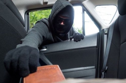 Bakıda avtomobildən 5 000 manatlıq qol saatı oğurlanıb