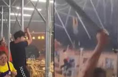 Çində güclü külək tentedən yapışan insanları uçurub