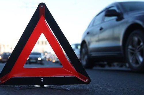 Minik avtomobili yük maşını ilə toqquşdu