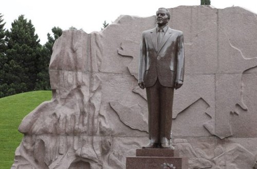 Pakistanın Baş naziri Heydər Əliyevin məzarını ziyarət edib