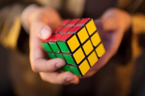 Rubik kubunu 3,13 saniyəyə həll edərək dünya rekordunu qırdı