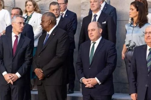 Nazir Gülər NATO-da ailə fotosessiyasına qatılıb