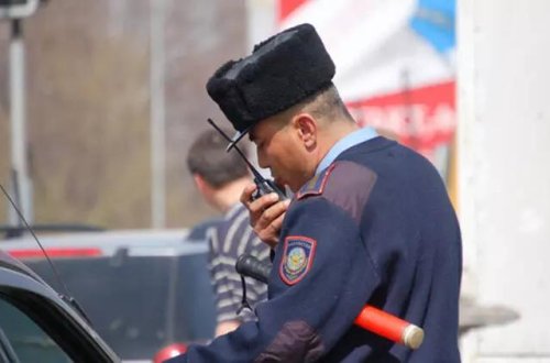 Qazaxıstanda banka girən silahlı şəxs 7 nəfəri girov götürüb