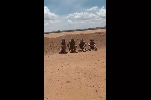 Çad ordusu fransız əsgərlərini bir sırada düzdü