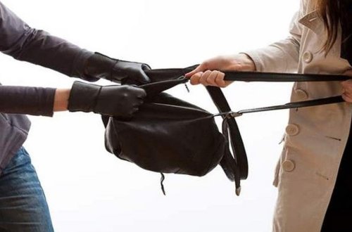 Bakıda qadının içərisində 23 500 dollar olan pulqabısı oğurlanıb