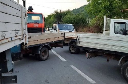 Serblər Kosovo sərhəd-keçid məntəqələrini bağladılar
