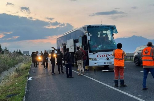 В Турции в результате столкновения грузовика и автобуса двое погибли, 20 человек ранены