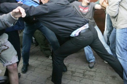 Bakıda çayxanada dava: Müştəri bıçaqlandı - YENİLƏNİB