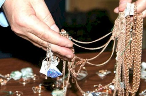 4 il əvvəl oğurlanan 56 minlik qızılları sosial şəbəkədə tapdı - Qadın cinayətin üstünü açdı