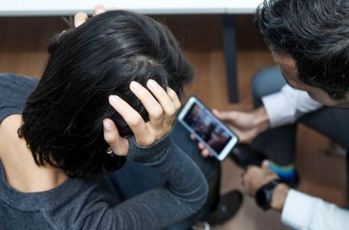 Bakıda qadını ailəsi ilə hədələyib 8 min aldılar