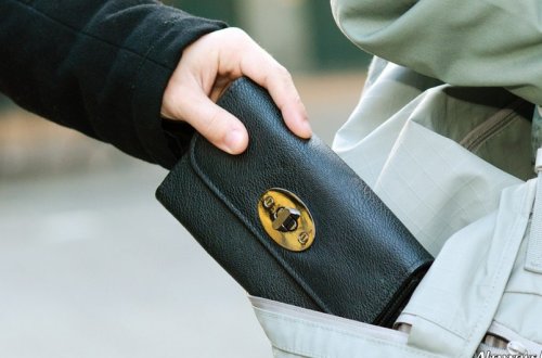 Metroda qadının pulunu və bank kartını oğurlayan şəxs saxlanılıb